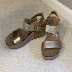 BRAND NEW OTBT gold wedges!
